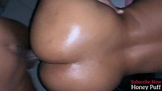 Krásná černoška ze sousedství zažívá hlubokou castingovou relaci s manželem a tchánem. Cítí každý intenzivní moment uvnitř během domácí párové akce.