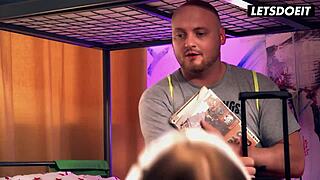 Хей, геймър момиче Stella Flex, искаш ли да оближеш пичката ми и да се чукаме здраво с лижане на задник и сперма в устата?