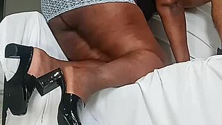 Sexy thick babe flaunts her pretty pussy lips!