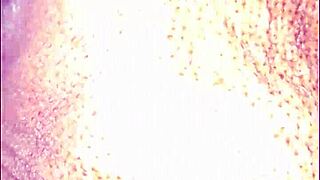 Je hebt geplast, mag ik je natte kut likken in het openbaar met je zwarte oma slipje omlaag?