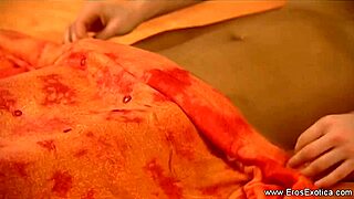 Indian lovers share an erotic massage session