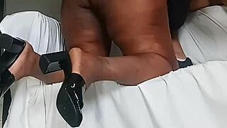 Sexy thick babe flaunts her pretty pussy lips!