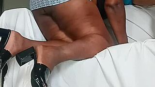 Sexy thick babe flaunts her pretty pussy lips!