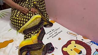 Desi bhabhi in saree enjoys dirty sex with audio