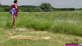 ¡Morena Aliz goza follada intensa al aire libre!