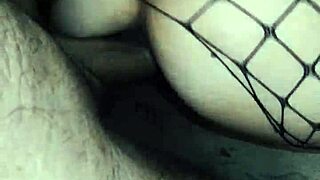 Milf žena proba vrući seks sa muževljevim bliskim drugom