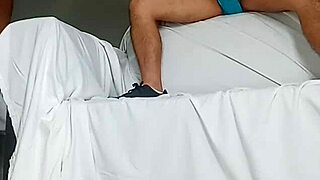 Vruća debela curica pokazuje lepe usne pičke!