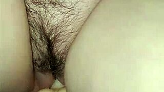 手铐业余妻子用机械假阳具