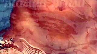 Azijska beba jebe u bazenu glori hol sa velikim crnim kurcem