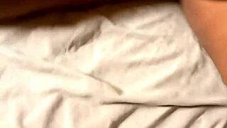 Curvy amateur queefs with big clit.