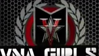 סארה ג'יי מזיינת בלונדינית עגלגלה על השולחן עם צעצועים