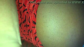 Peguei a empregadinha sem camizeta na sala com calor ofereci grana ela me deu seu popo