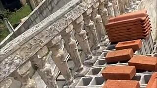 Siente la humillación de esta latina petite sumisa tragando en garganta profunda VIP