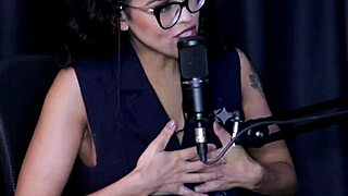 Kali Kalifa dominatriksi läpinäkyvässä punaisessa alusasussa