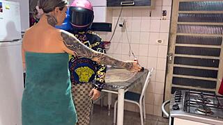 Minha esposa safada greets delivery guy naked at door