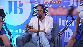 Uh, diese heißen lateinischen Stiefschwestern reiten zusammen die Fickmaschine im Podcast, werden nass und wichsen mit wippenden Naturtitten