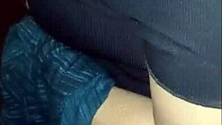 Chlap sleduje zralou venezuelskou ženu rušnými ulicemi Limy