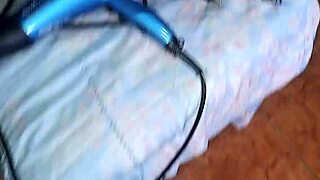 Peguei a empregadinha sem camizeta na sala com calor ofereci grana ela me deu seu popo