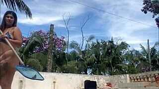 Siente la humillación de esta latina petite sumisa tragando en garganta profunda VIP