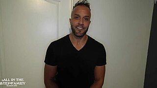 Angie Bloom en roleplay de doble penetración con hermanastros y polla monstruosa