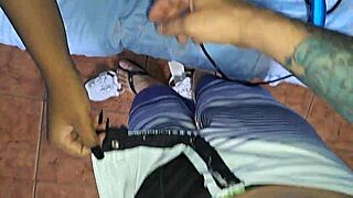 Peguei a empregadinha sem camizeta na sala com calor ofereci grana ela me deu seu popo