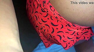 Peguei a empregadinha sem camizeta na sala com calor ofereci grana ela me deu seu popo