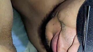 HIJASTRO ME ENCONTRÓ CON LENCERIA Y ME DIO UNA BUENA MAMADA DE CULO Y CONCHITA TERMINO DESGARRANDO MI CULO VIRGEN