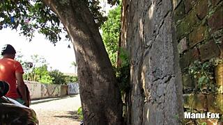 Vedetă porno curvilinie cu țâțe și fund mare face muie în aer liber sugând până la explozie de ejaculare pe stradă publică.