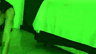 Hej, poglej to okusno brazilsko rjavolasko, ki daje svoj rit poln poželenja