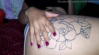 Chupando uma bucetinha lisinha da novinha