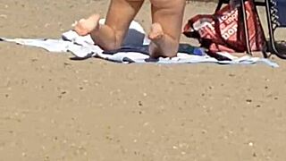 Pink Princess enthüllt versteckten Strand-Arsch freizügig