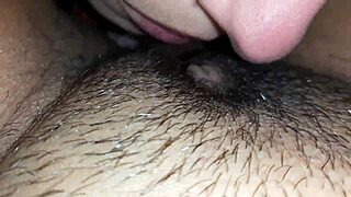 Lesbiska tjejer delar tält i regnet på halloween