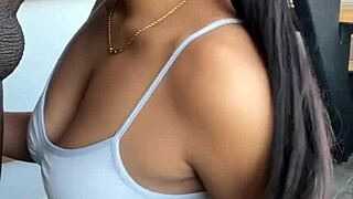 Hun tilfredsstiller stor svart kuk med stesøster i amatørpar