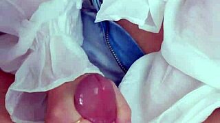 Азиатские руки трут волосатую киску в старом японском онанизме, но задерживают кончу для вставки