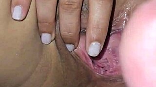 Mi masturbo con questa mamma latina dalle tette grosse, le bagno la fica parte 1