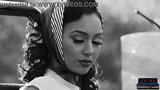 Drobná ázijská kráska vyzlieka spodné prádlo!