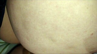 Pelacur pantat besar dalam stoking Ardentina lakukan penetrasi ganda dildo dekat cermin untuk memek ketat menyemprot orgasme