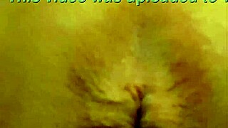 Pissii vessassa anaaliräpäytyksellä ja squirtaten äidille POV-kultasuihkussa