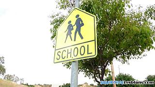 Lesbisk MILF saxar försiktigt med styvdotter 18+