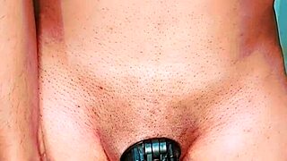 Pakistańska shemale kinner rozbiera się w klatce, klapsuje kutasa i bierze anal misjonarski od amatorów w fetyszowym tease!