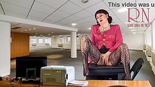 Голая секретарша дрочит и показывает пизду с сиськами боссу на работе