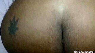 gostosa do rabo grande fazendo carioca gozar