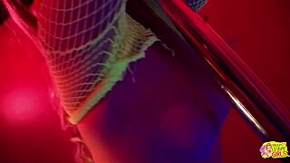 야, 이 화난 레즈비언 베이비들이 스트래폰으로 서로 보지 박아 오르가즘까지