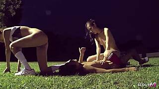 คู่รักญี่ปุ่นแก่ล่อลวงสาวผอมเข้าสู่เซ็กส์กลางแจ้งแบบหนัก FFM สามคนกับครีมพายด่วน