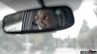 Jungfrau-Teen 18+ lügt über Jungfräulichkeit in Tabu-Härte-Szene mit Blond-Blowjob