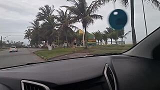 Рисковая уличная мастурбация горячей девчонки