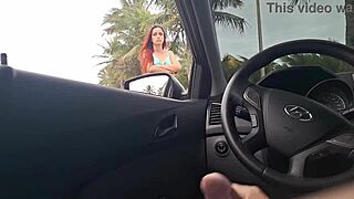 Рисковая уличная мастурбация горячей девчонки