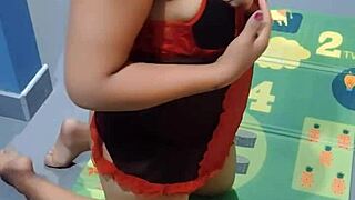 의붓자매가 큰 엉덩이와 자연스러운 가슴에서 옷이 벗겨지며 삽입을 갈구한다