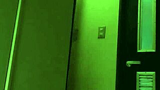 Японская Май Такидзава дико мастурбирует в туалете