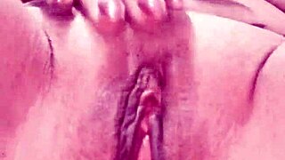 Marca comigo e vem enfiar seu cacetão nessa buceta gulosa e puta e adoro que esporrem na minha boca também vem estou esperando?